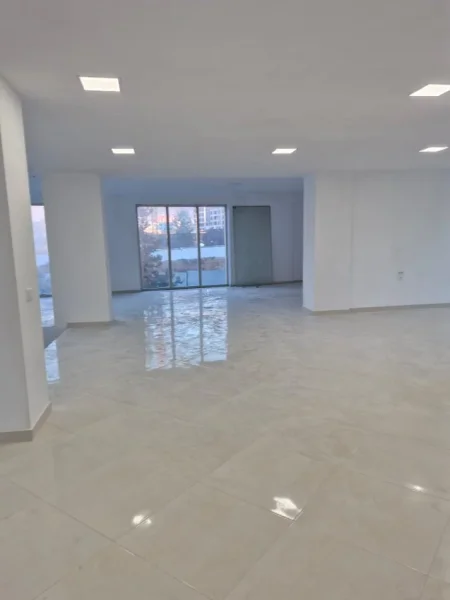 Tirane, jepet me qera ambjent biznesi Kati 0, 260 m² 2.600 € (Rr Jordan Misja, Prane Bulevardit te Ri)
