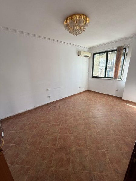Tirane, jepet me qera ambjent biznesi Kati 4, 143 m² 1.200 € (Ish ekspozita)
