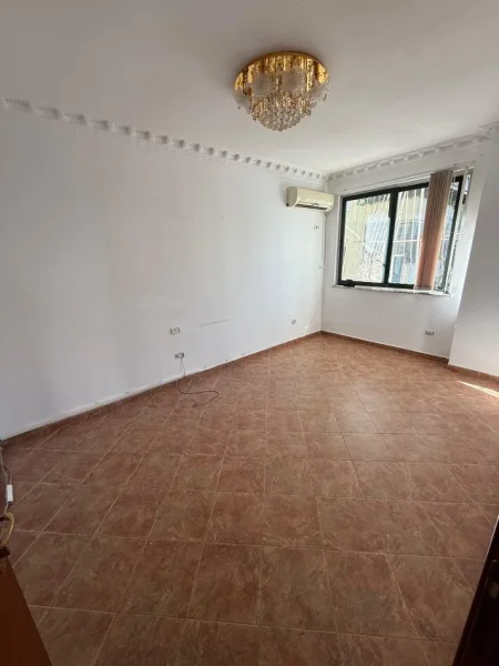 Tirane, jepet me qera ambjent biznesi Kati 4, 143 m² 1.200 € (Ish ekspozita)