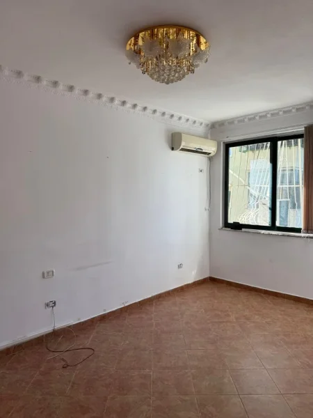 Tirane, jepet me qera ambjent biznesi Kati 4, 143 m² 1.200 € (Ish ekspozita)
