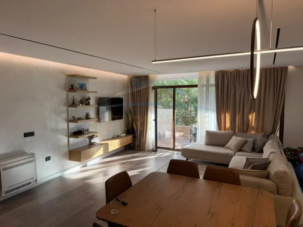 Tirane, shitet apartament 3+1+Ballkon Kati 2, 165 m² 355.000 € (Kopshti Botanik)