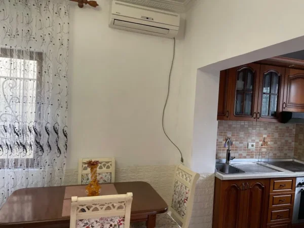 Tirane, jepet me qera apartament 2+1 Kati 0, 90 m² 350 € (kinostudio)