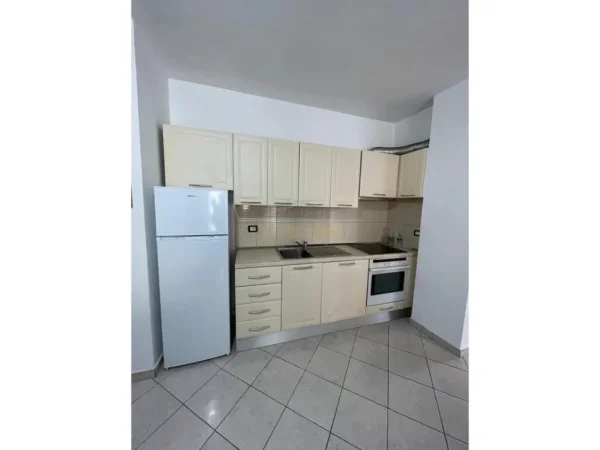 Tirane, jepet me qera apartament 2+1+Ballkon Kati 5, 104 m² 550 € (Astir)