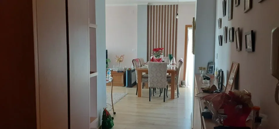 Tirane, jepet me qera apartament 2+1+Ballkon Kati 2, 150 m² 550 € (Rezidenca Chateau Linza)
