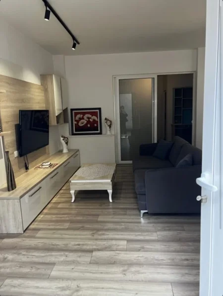 Tirane, jepet me qera apartament 1+1 Kati 1, 60 m² 500 € (qender)