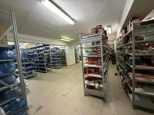 Tirane, jap me qera ambjent biznesi Kati 0, 1.222 m² 8.500 € (RRUGA DRITAN HOXHA)