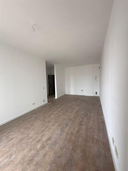 Tirane, jepet me qera zyre Kati 3, 75 m² 550 € (MINE PEZA)