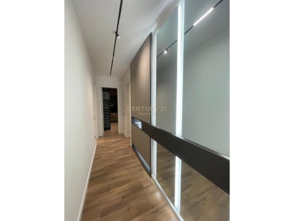 Tirane, jepet me qera apartament 2+1 Kati 5, 65 m² 900 € (Square 21)