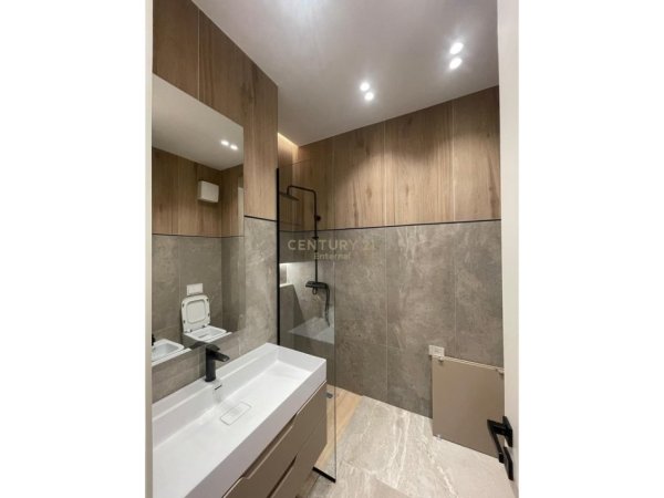 Tirane, jepet me qera apartament 2+1 Kati 5, 65 m² 900 € (Square 21)