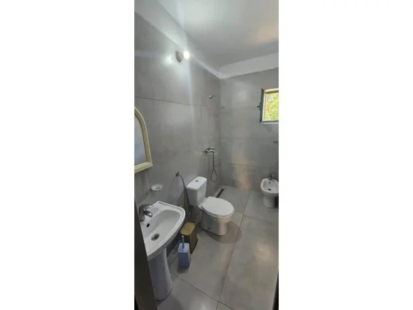 Tirane, jepet me qera apartament 1+1 Kati 1, 70 m² 450 € (Ish Parku)