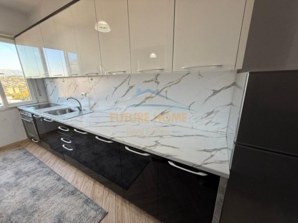 Tirane, jepet me qera apartament 1+1+Ballkon Kati 5, 56 m² 500 € (Shkolla e bashkuar)