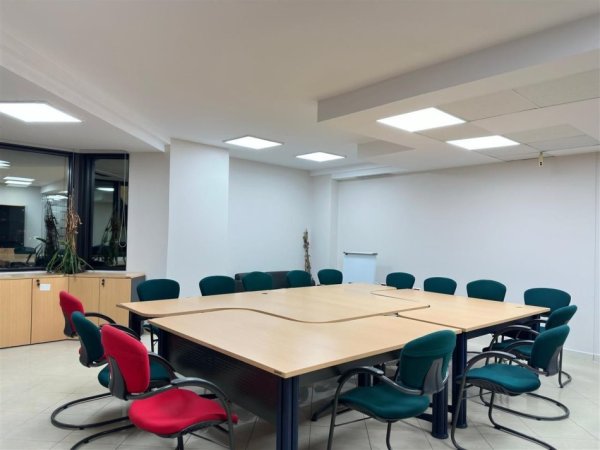 Tirane, jepet me qera zyre , 440 m² 19.000 € (Kullat Binjake)