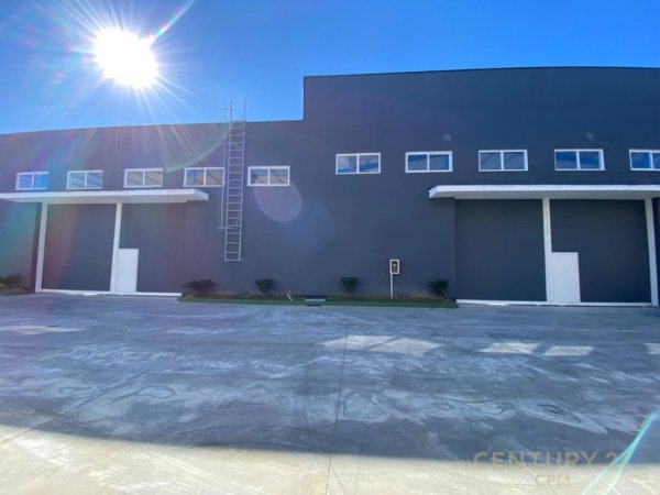 Tirane, jepet me qera magazine , 1.900 m² 4.000 € (Autostrada Tr DR)