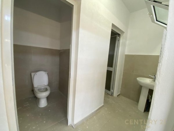 Tirane, jepet me qera magazine , 1.900 m² 4.000 € (Autostrada Tr DR)