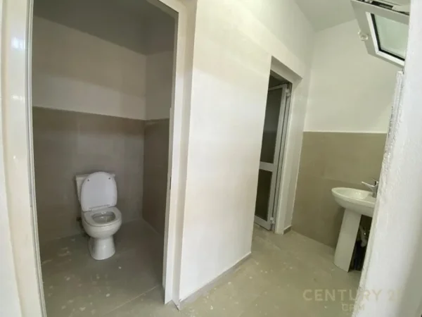 Tirane, jepet me qera magazine , 1.900 m² 4.000 € (Autostrada Tr DR)