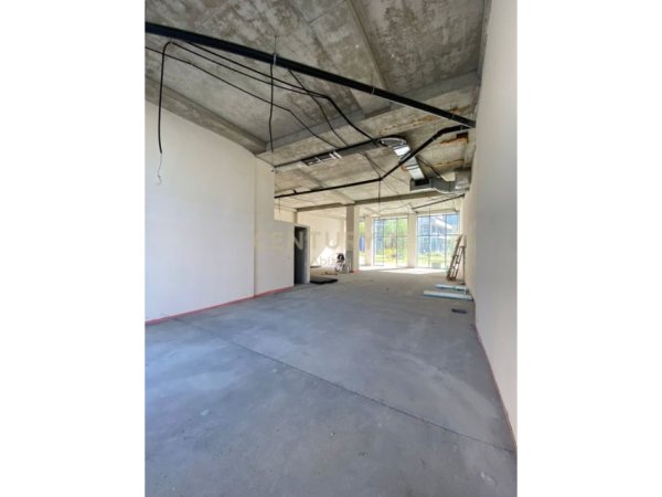 Tirane, jepet me qera ambjent biznesi , 165 m² 4.150 € (Liqeni i Tiranes)