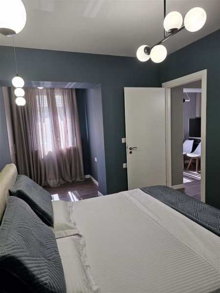 Tirane, jepet me qera apartament 1+1 Kati 1, 55 m² 700 € (Rruga Fortuzi)