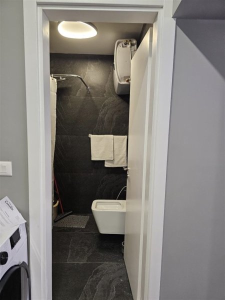 Tirane, jepet me qera apartament 1+1 Kati 1, 55 m² 700 € (Rruga Fortuzi)