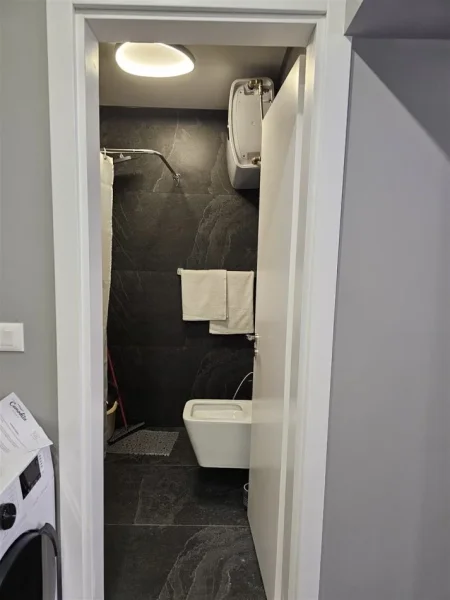 Tirane, jepet me qera apartament 1+1 Kati 1, 55 m² 700 € (Rruga Fortuzi)