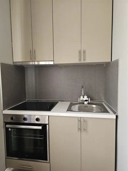 Tirane, jepet me qera apartament 1+1 Kati 1, 55 m² 700 € (Rruga Fortuzi)