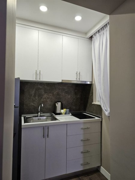 Tirane, jepet me qera garsonier Kati 1, 35 m² 400 € (Ministria e Drejtesis ,Rruga Fortuzi)