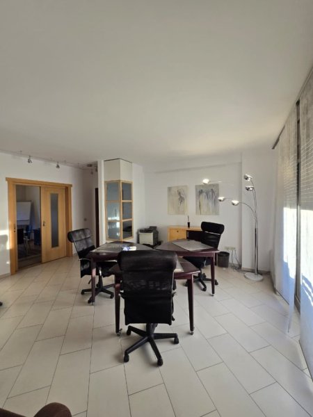 Tirane, jepet me qera zyre Kati 9, 105 m² 1100 € (Sheshi Skënderbej)