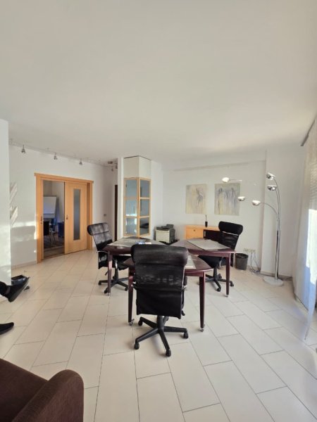 Tirane, jepet me qera zyre Kati 9, 105 m² 1100 € (Sheshi Skënderbej)