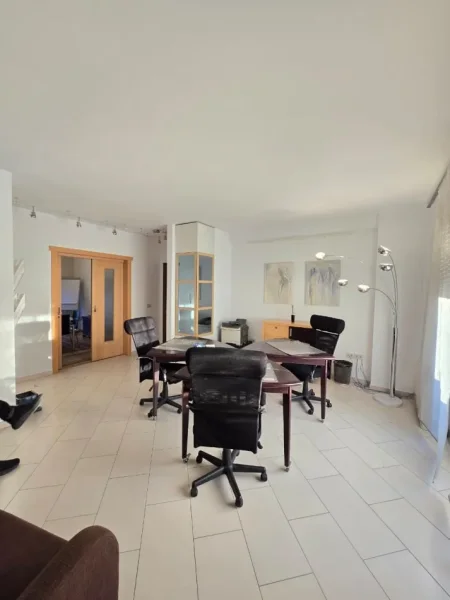 Tirane, jepet me qera zyre Kati 9, 105 m² 1100 € (Sheshi Skënderbej)