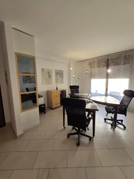 Tirane, jepet me qera zyre Kati 9, 105 m² 1100 € (Sheshi Skënderbej)