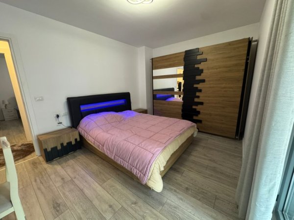 Tirane, jepet me qera apartament 2+1+Ballkon Kati 8, 110 m² 850 € 
