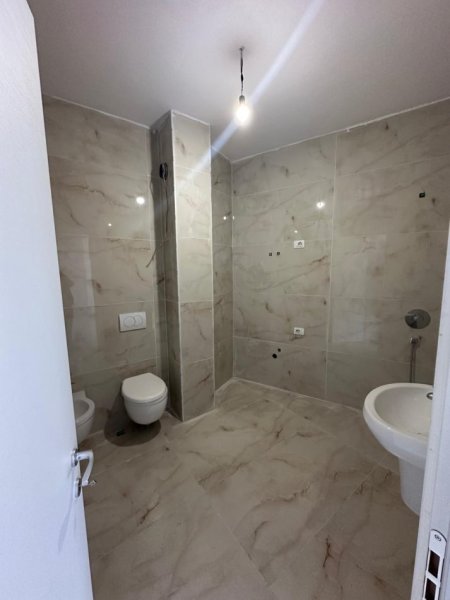 Tirane, shitet apartament 2+1+Ballkon Kati 10, 109 m² 295.000 € (Rruga e Barrikadave)