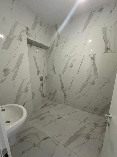 Tirane, shitet apartament 2+1+Ballkon Kati 10, 109 m² 295.000 € (Rruga e Barrikadave)