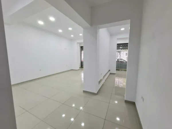 Tirane, jepet me qera dyqan Kati 0, 80 m² 100.000 Leke (rruga Barrikadave)