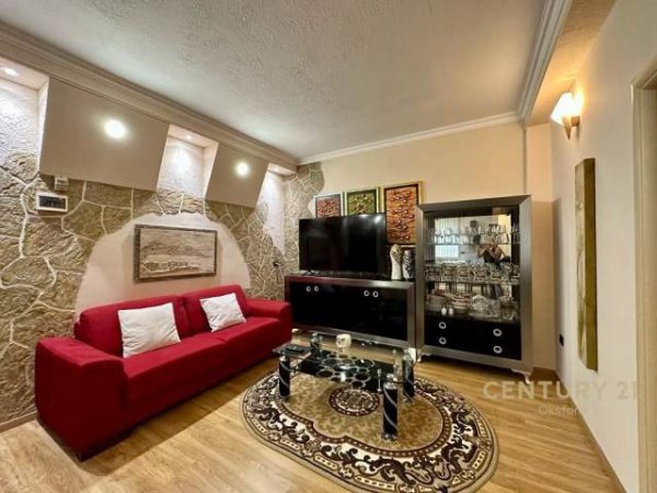 Tirane, jepet me qera apartament 2+1 Kati 1, 100 m² 450 Euro (Komuna e Parisit)