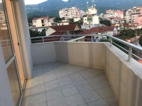 Tirane, shitet apartament 2+1+BLK Kati 4, 100 m² 92.000 Euro (Rruga e Teleferikut, zona Freskut Tirane)