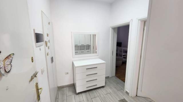Tirane, jepet me qera apartament 1+1+BLK Kati 3, 70 m² 45.000 Leke (barrikada)