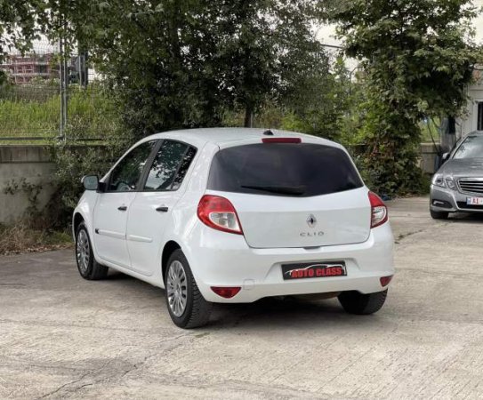 Tirane, shes makine Renault CLIO Viti 2010, 3700 Euro