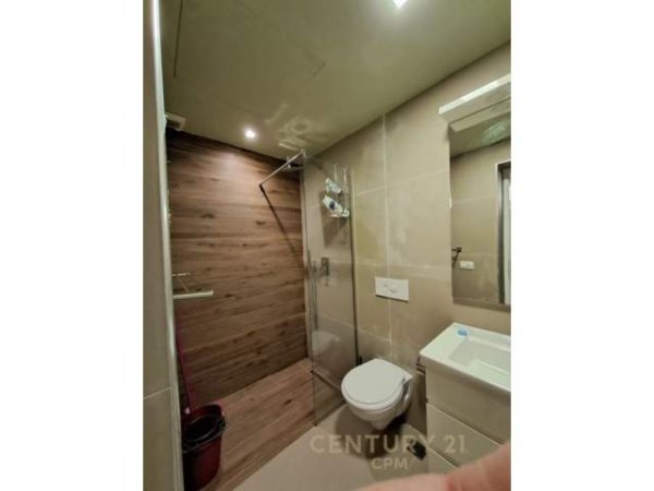 Tirane, shitet 56 m² 90.000 Euro (liqeni)