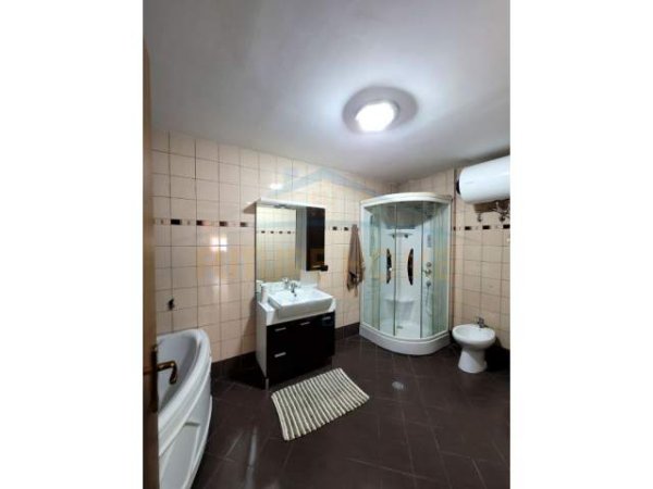 Tirane, jepet me qera apartament 2+1 Kati 8, 123 m² 650 Euro (Brryli)