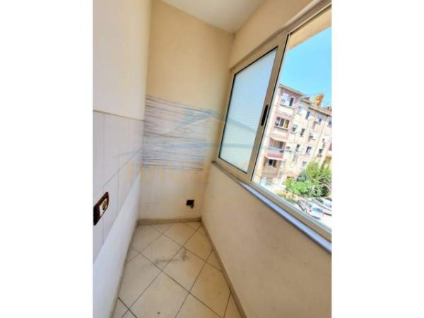 Tirane, jepet me qera apartament 1+1 Kati 3, 60 m² 350 Euro (Rruga e Kavajes)