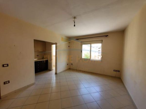 Tirane, jepet me qera apartament 1+1 Kati 3, 60 m² 350 Euro (Rruga e Kavajes)