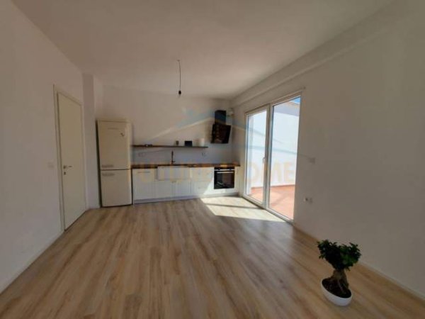Tirane, jepet me qera apartament 2+1+BLK Kati 4, 95 m² 450 Euro (Unaza e Re)