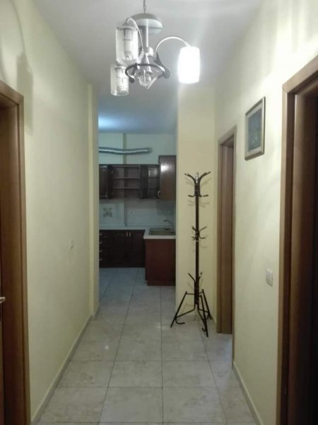 Tirane, jepet me qera apartament 1+1+A Kati 4, 84 m² 300 Euro (Terminali i Autobuzave perballe Spitalit Hygea)