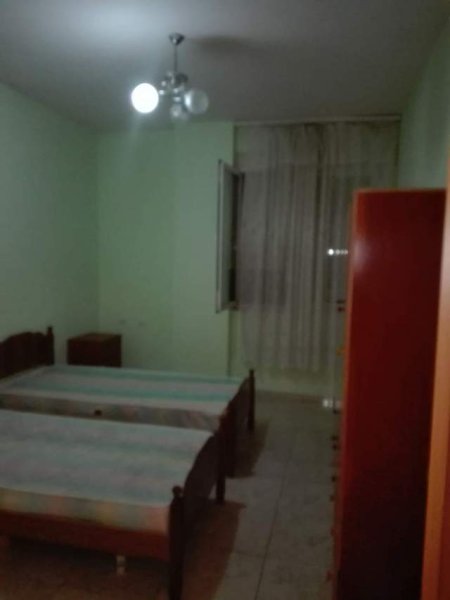 Tirane, jepet me qera apartament 1+1+A Kati 4, 84 m² 300 Euro (Terminali i Autobuzave perballe Spitalit Hygea)