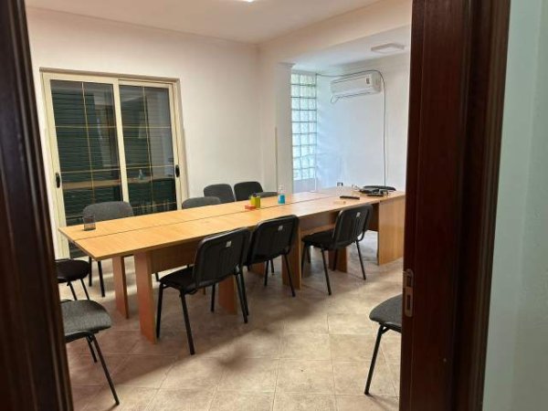 Tirane, jepet me qera zyre Kati 3, 120 m² 700 Euro (rruga hoxhe vokrri)