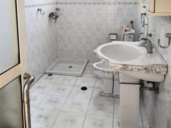 Tirane, jepet me qera apartament 1+1 Kati 2, 65 m² 31.000 Leke (Rruga Niko Avrami,Shkolla Bajram Curri)
