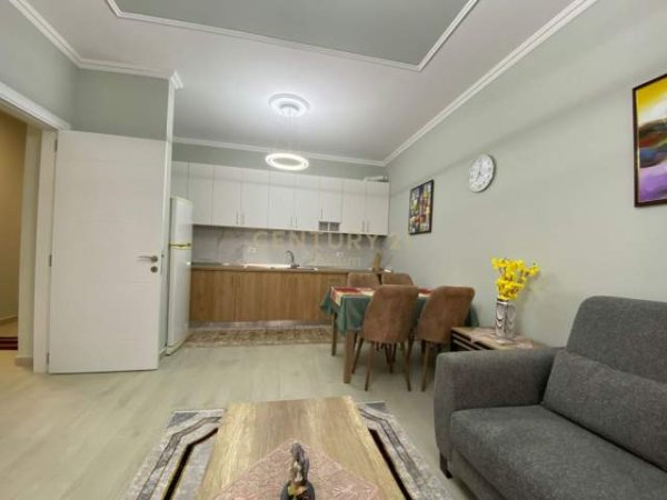 Tirane, jepet me qera apartament 2+1 Kati 2, 98 m² 600 Euro (Ali Demi)