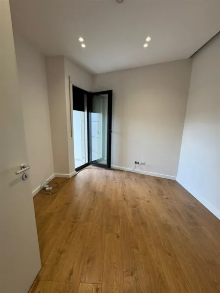 Tirane, jepet me qera magazine Kati 0, 145 m² 2.000 € (autostrada tirane durres)