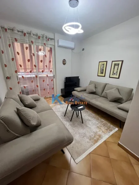 Tirane, jap me qera apartament 1+1+Ballkon Kati 6, 65 m² 65.000 Leke (Sheshi Wilson, prane Gjimnazit Petro Nini Luarasi)