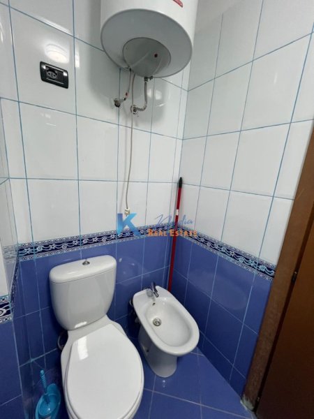 Tirane, jap me qera apartament 1+1+Ballkon Kati 6, 65 m² (Sheshi Wilson, prane Gjimnazit Petro Nini Luarasi)